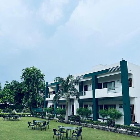 Hotel Whistling Greens Moga Exterior foto